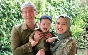 Roger Danuarta dan Cut Meyriska Meriahkan Imlek 2022, Aksi Putra Tampan Dapat Angpau Curi Perhatian