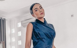 Denada Lakukan ini Saat Sang Putri Jengkel Rayakan Imlek Sendirian di Singapura