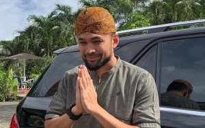 Sedang Main Sepak Bola, Teuku Wisnu Bergegas Salat Di Lapangan Saat Dengar Azan Maghrib