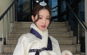 Jang Won Young IVE Elegan Pakai Hanbok di Tahun Baru Imlek, Cantiknya Kebangetan