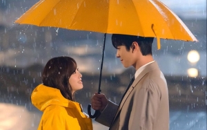 Kim Sejeong Tarik Dasi Ahn Hyo Seop, Desain Poster 'Business Proposal' Tuai Pro-Kontra