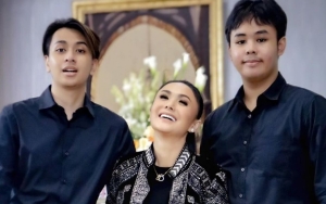 Yuni Shara Antar Putra Tampan Kuliah di Luar Negeri, Mata Sembap Bikin Nyesek
