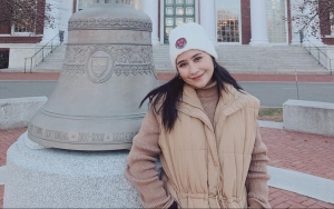 Prilly Latuconsina Bak Putri Raja Saat Semangati Persikota Tangerang Langsung di Lapangan