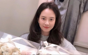Song Ji Hyo Pamer Hadiah Seabrek di Rayakan 21 Tahun Debut, Kirim Pesan Menyentuh Untuk Fans