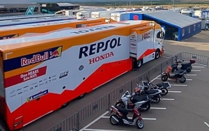 Jadi Hal Krusial MotoGP, Dorna Kerja Sama Dengan DHL Untuk Distribusi Logistik: Bawa Oli 1.400 Liter