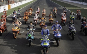  Kisah Kocak MotoGP Mandalika: Riders Borong Kartu Perdana Hingga 'Kaget' Lihat Emak-Emak Bonceng 3