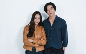 'Crazy Love' Rilis Poster Berdarah, Krystal Bawa Palu Buat Serang Kim Jae Wook?