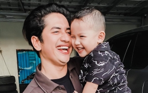 Zikri Daulay Quality Time Bareng Anak Saat Henny Rahman Umrah, Ajak Ayu Aulia? 