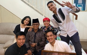 Fuji Girang Frans Hadiahi Uang dan Tas Prada 25 Juta, Momen Langka Peluk Uyel-Uyel Bikin Gemas