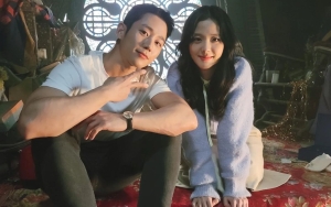Jung Hae In Sengaja Tak Muncul Saat Jisoo BLACKPINK Nangis di Lokasi 'Snowdrop'