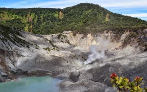 Gunung Tangkuban Parahu Keluarkan Asap Solfatara Berbahaya, Wisatawan Diimbau Tak Menginap
