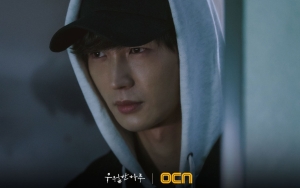Jadi Pembunuh Berantai, Lee Won Geun Tampilkan Dua Sisi Berbeda di Foto Adegan 'A Superior Day'