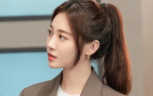 8 Potret Girl Crush Yura Girl's Day, Totalitas Jadi Orang Ketiga Di 'Forecasting Love and Weather'