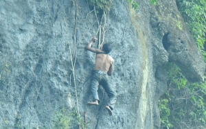 2 Hari Menggantung di Tebing Tinggi, Pria Ini Selamat Berkat Kaus yang Dipakainya