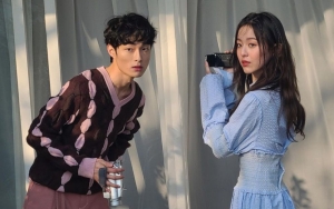 Yoon Chan Young dan Park Ji Hu Romantis Banget Gandengan Erat di Pemotretan Couple