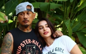 Jerinx Dituntut 2 Tahun Penjara, Nora Alexandra Pilu Kenang Momen Suapi Suami Dari Balik Jeruji Besi