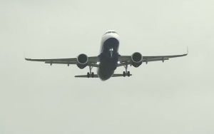 Momen Dramatis Sejumlah Pesawat Oleng Saat Mendarat Terombang-ambing Badai Eunice, Pilot Tuai Pujian