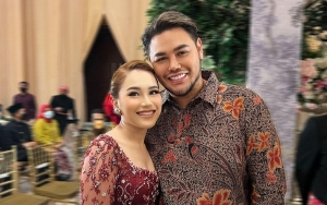 Ivan Gunawan Gandeng Mesra Ayu Ting Ting di Pernikahan Adik, Ramai Didoakan Berjodoh