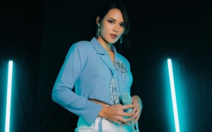 Foto Bareng Botol Air, Wajah Bening Raisa Justru Lebih 'Mencolok'