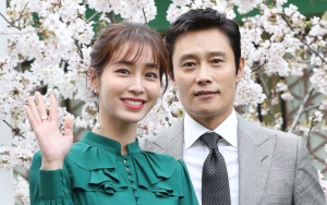 Lee Byung Hun Tunjukkan Tetap 'Kalah' dari Istri Saat Postingannya Dikomentari Lee Min Jung Begini