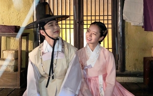 Romantisnya Yoo Seung Ho Halangi Matahari Sinari Wajah Hyeri di Lokasi 'Moonshine'