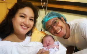 Dimas Anggara Bagikan Potret Haru Adzankan Baby Djiwa, Nadine Chandrawinata Tulis Pesan Super Manis