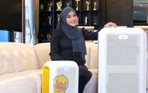 Aurel Hermansyah Ketiduran Saat Menyusui Sang Putri, Paras Natural Malah Bikin Salfok