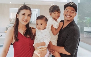 Chelsea Olivia Bergaya Kece Momong Anak di Pantai, Pola Pikir Soal Cara Asuh Buah Hati Disorot