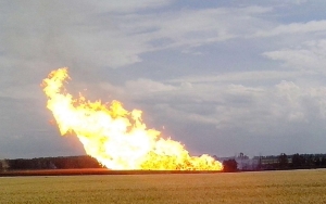 Makin Panas, Rudal Rusia Ledakkan Pipa Gas Utama Ukraina Hingga Sebabkan Kebakaran