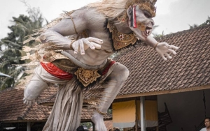 Jelang Nyepi, Warga di Bali Buat Ogoh-ogoh Bertema Pandemi dengan Bahan Masker dan Arang