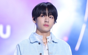 V BTS Tebar Mirror Selfie, Bungkus Paket di Lantai Bikin Salfok