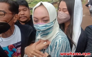 Tangis Angelina Sondakh Pecah Saat Ziarah Makam Adjie Massaid, Irit Bicara Disinggung Kebebasannya