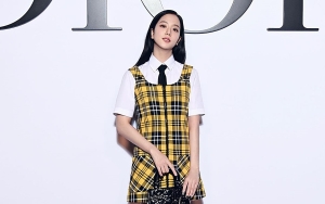 Perhatian Jisoo BLACKPINK Cegah Kameramen Paris Fashion Week Terluka Curi Fokus