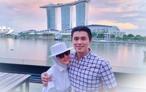 Syahrini Asyik Karaoke Bareng Suami, Benda Mungil Ini Bikin Ganjal Hingga Jadi Sorotan