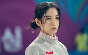 Menyebalkan di Drama, Bona WJSN Tunjukkan Ekspresi Beda di BTS Adegan 'Twenty-Five, Twenty-One' Ini
