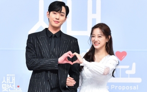 Ahn Hyo Seop Beri Kim Sejeong Perhatian Manis di Lokasi 'Business Proposal'