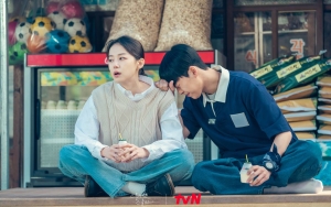 Tak Ada di Naskah, Choi Hyun Wook Jatuh di 'Twenty-Five, Twenty-One' Bikin Lee Joo Myoung Khawatir