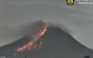 Gunung Merapi Keluarkan Awan Panas, Warga Sleman Hingga Klaten Mengungsi