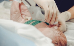 Tiga Bayi yang Baru Dilahirkan di Sikka Dilaporkan Positif COVID-19 Bergejala, Dirawat Intensif