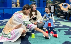 Bak Momong Anak Sendiri, 9 Potret Luna Maya Bersama Lala Asyik Main Ke Sea World Ancol