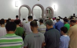 Salat Jumat di Jakarta Terapkan Saf Rapat, Namun Ada Jemaah Tak Pakai Masker