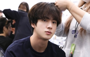 Postingan Jin BTS Tampilkan Kaki Kelewat Kurus Jadi Perhatian