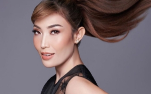  Cosplay Wonder Woman, Ayu Dewi Digoda Teman Artis