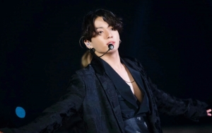 Jungkook Susah Payah Terima Bunga Mawar Dari Fans di Konser BTS