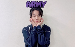 Biasanya Alim, Jin BTS Berani Buka-Bukaan Umbar Ketiak di Konser Seoul