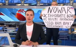 Staf TV Rusia Bikin Heboh Usai Mendadak Sela Siaran Berita Serukan Anti-Perang 