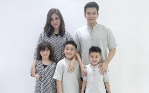 Sudah Cerai, Jonathan Frizzy dan Dhena Devanka Kompak Temani Anak-Anak Sunat