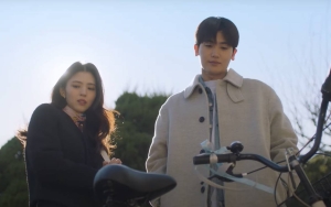 Romantis, Park Hyung Sik Beri Kado Manis ke Han So Hee di White Day Kala Promosi 'Soundtrack #1'