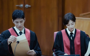 Romantis Banget, Ahn Bo Hyun Beri Kado White Day Jo Bo Ah di Lokasi 'Military Prosecutor Doberman'