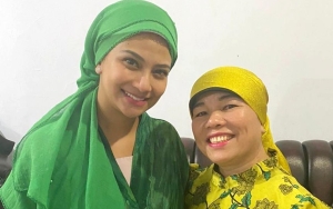 Oma Dewi Pamer Dapat Jam Tangan Couple, Barang di Sebelahnya Sontak Ingatkan Sosok Vanessa Angel